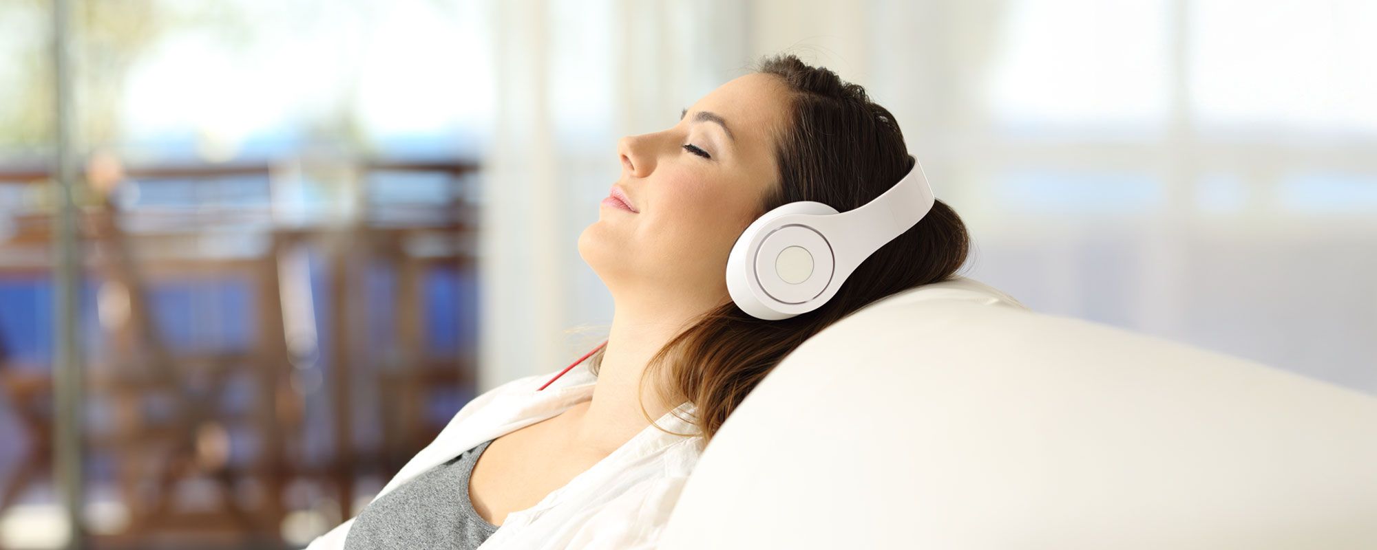 Frau hört Musik und entspannt sich. Frau mit Kopfhörern entspannt.