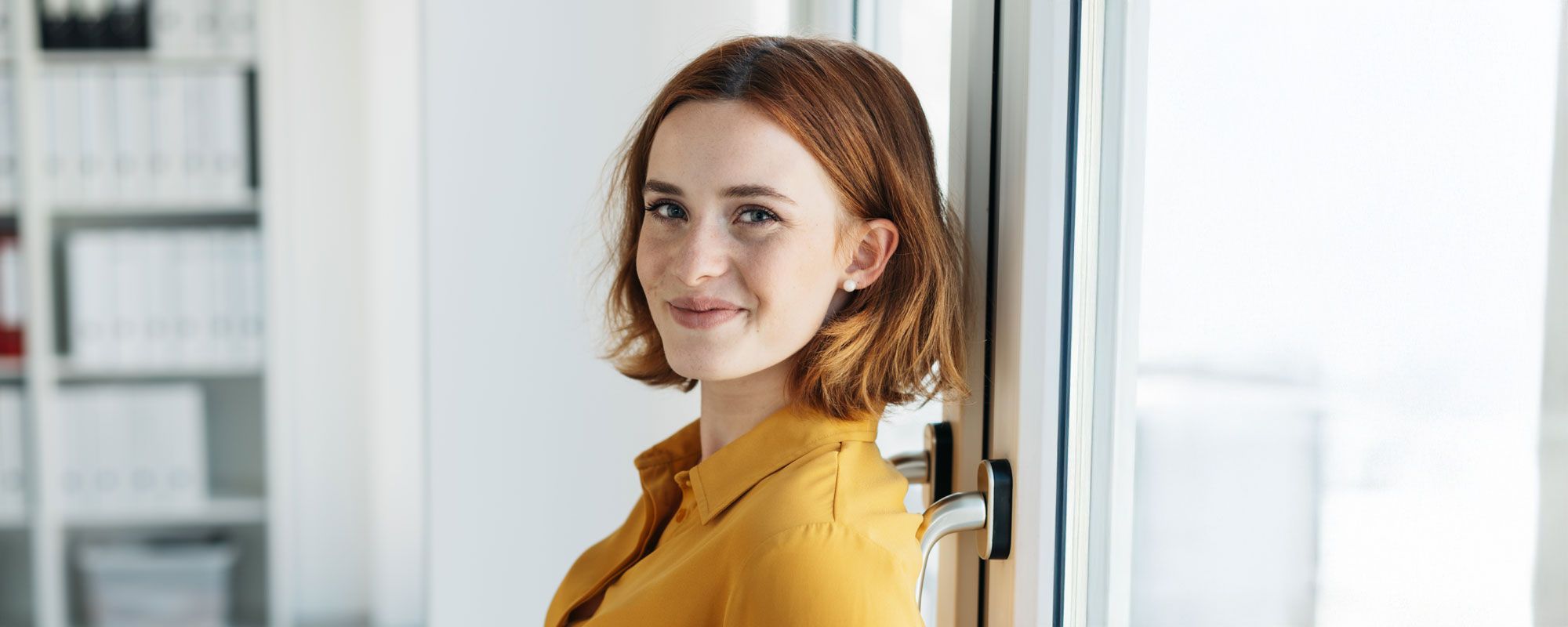 Frau mit orangefarbenen Haaren lächelt