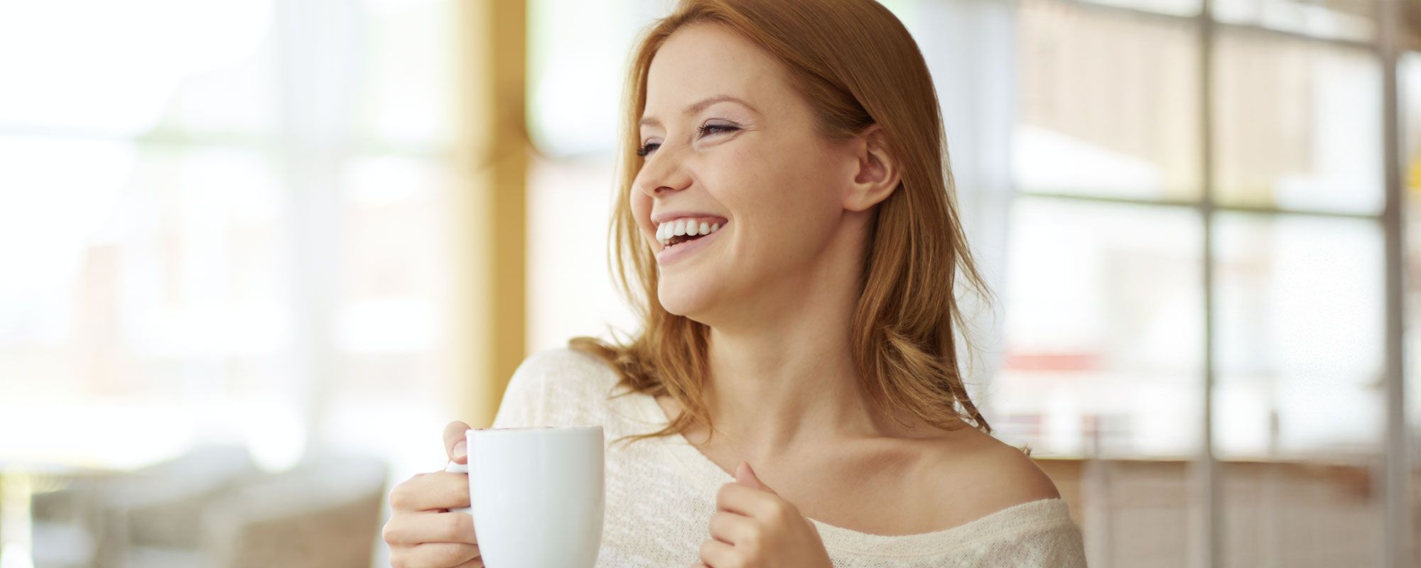 Lächelnde Frau mit Tasse