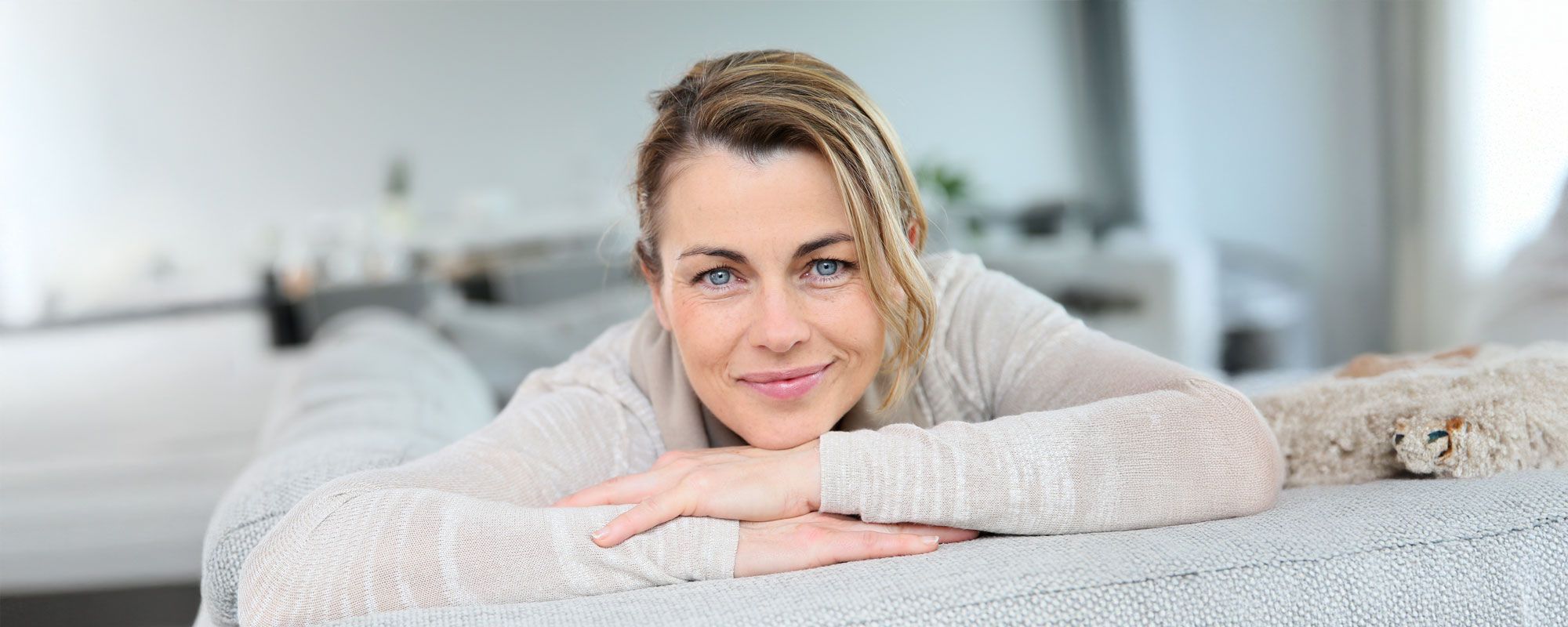 Frau sitzt auf dem Sofa.