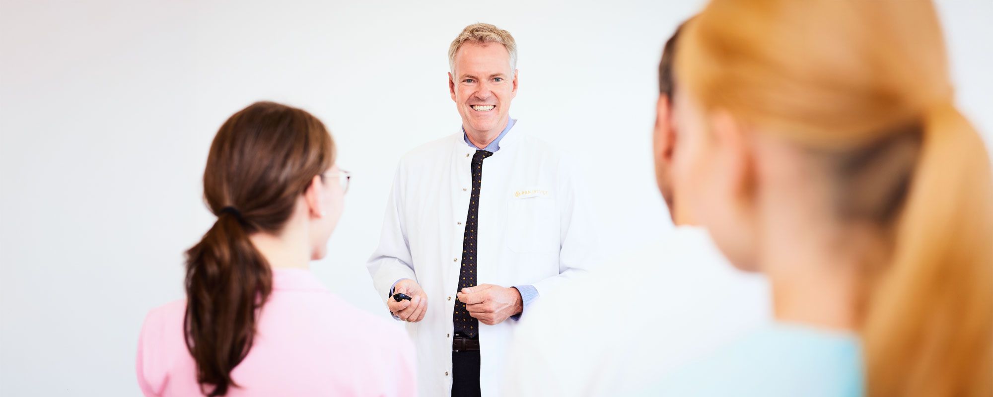 Arzt spricht mit Patienten.