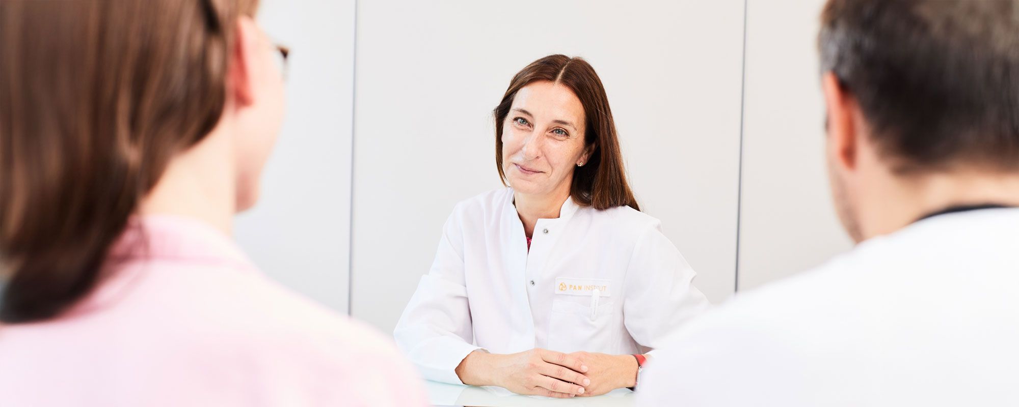 Ärztin spricht mit Patienten