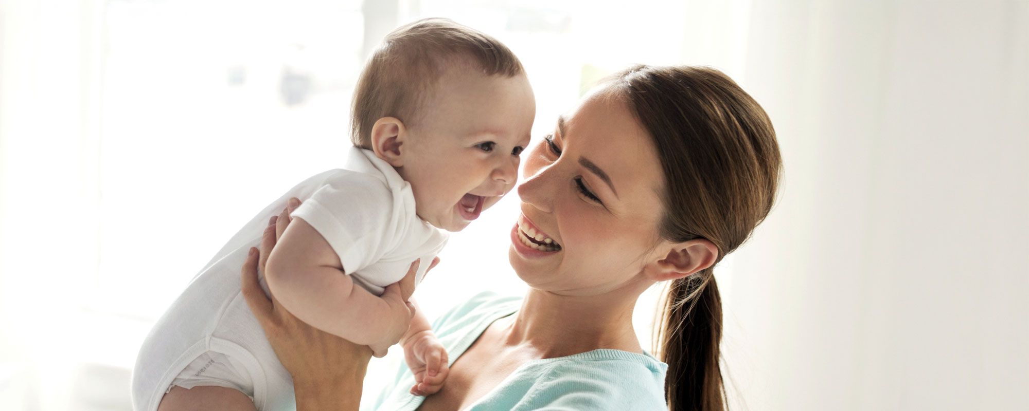 Lächelnde Mutter mit Baby