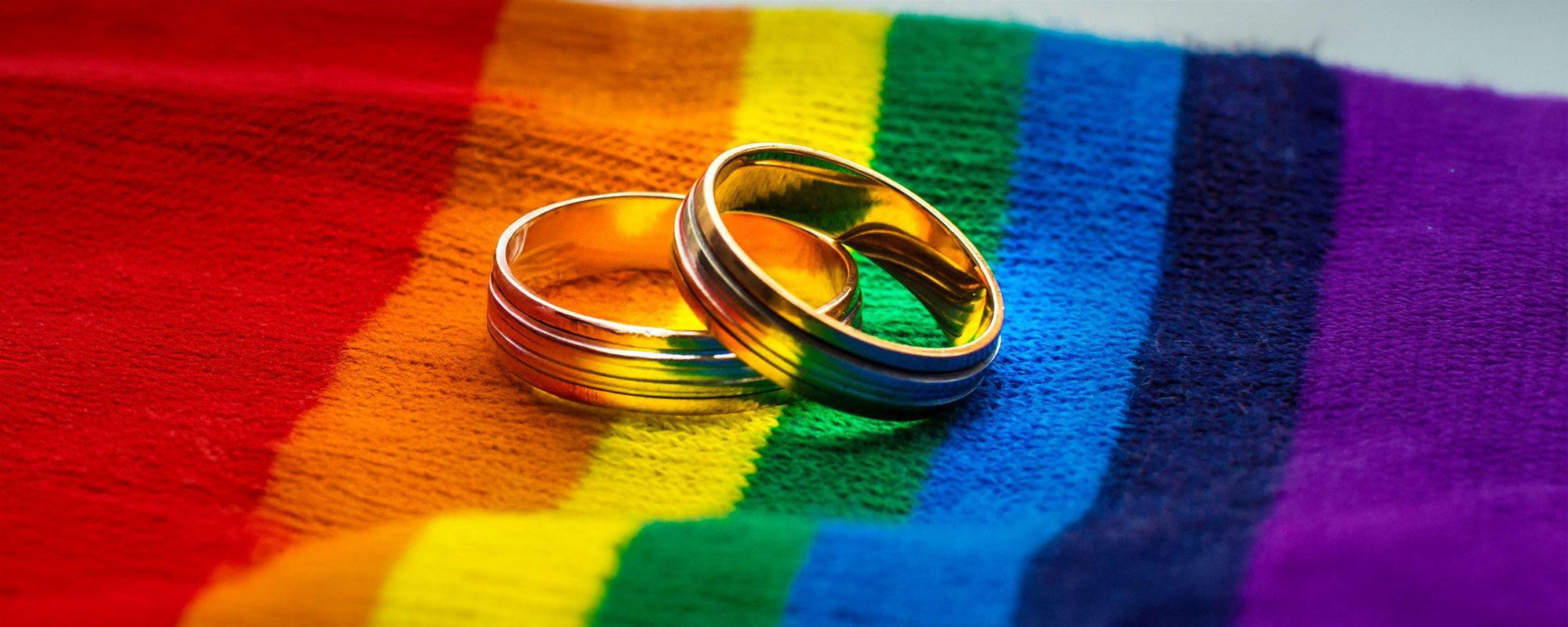Eheringe auf Regenbogenflagge