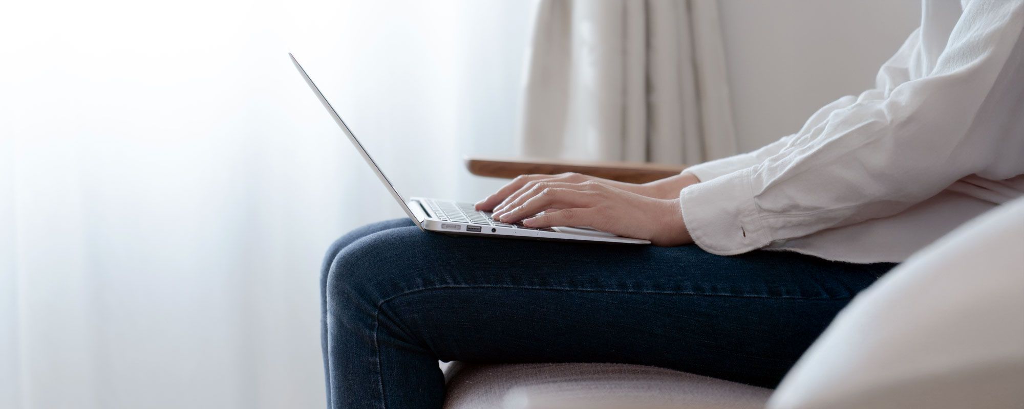 Person mit Laptop sitzt.