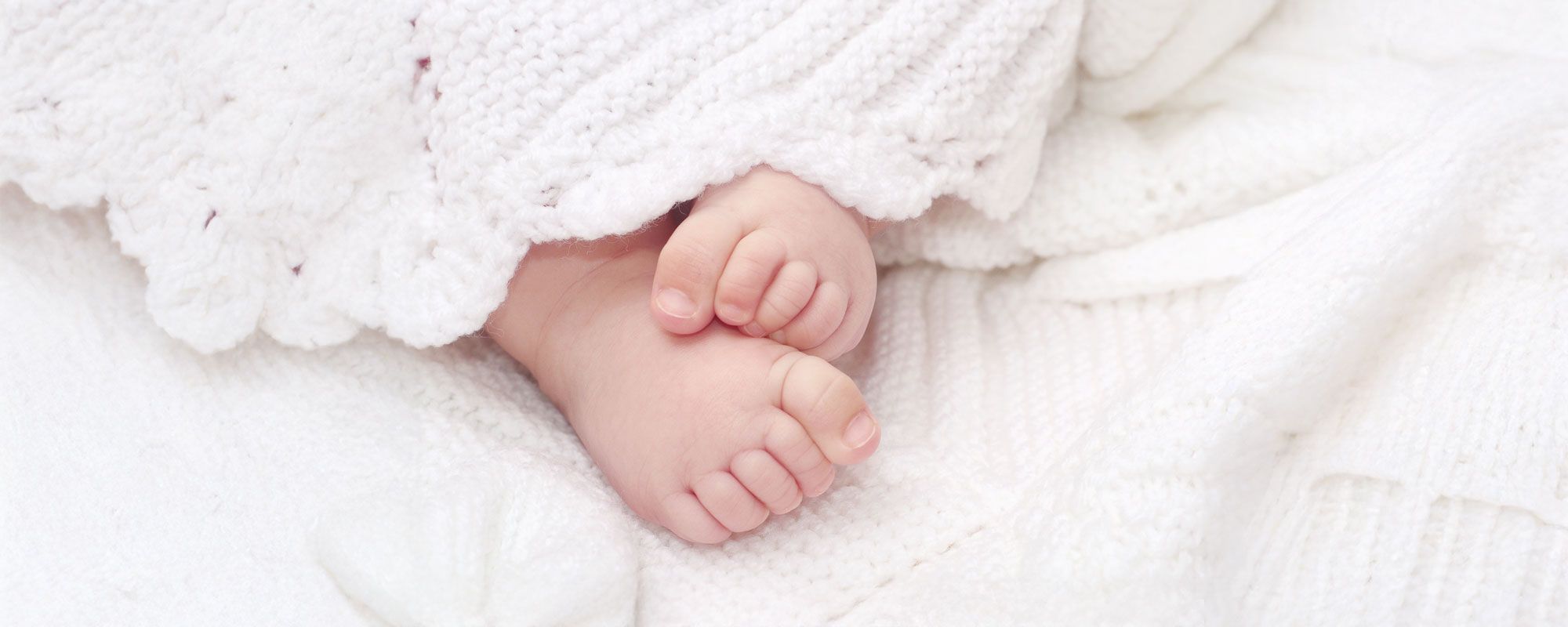 Babyfüße in einer Decke