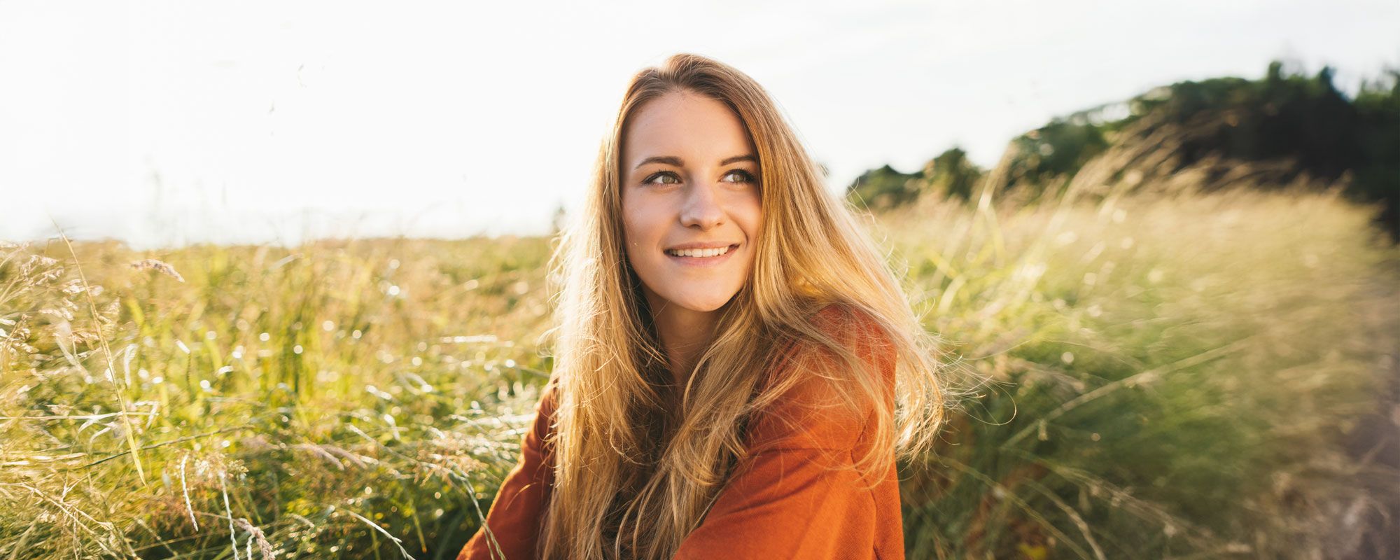 Lächelnde Frau in der Natur