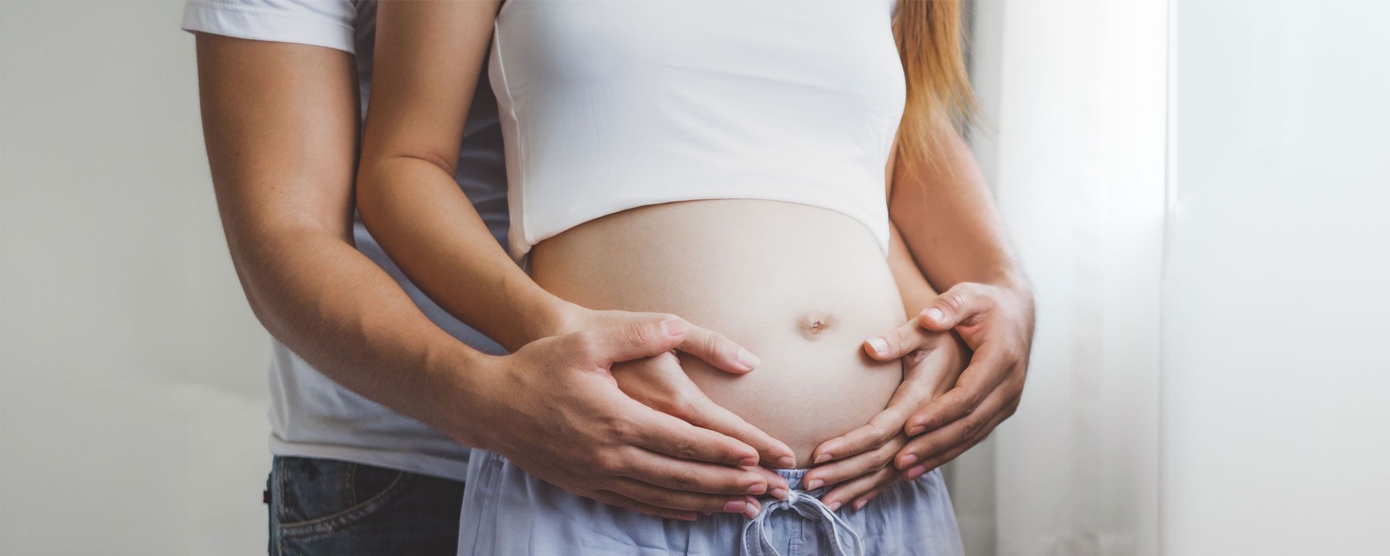 Hände auf Babybauch